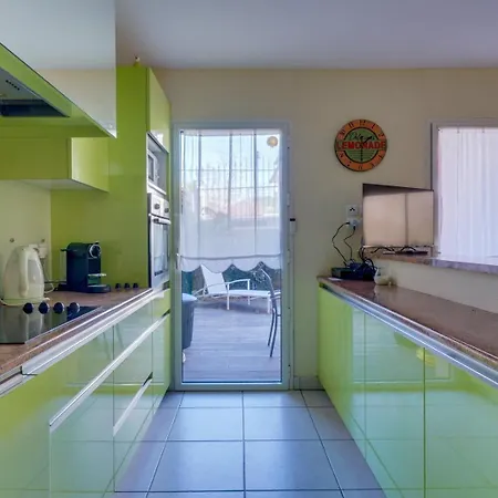 Lejlighed Jammes : 5 Personnes, Terrasse, Parking, Proche Plage
